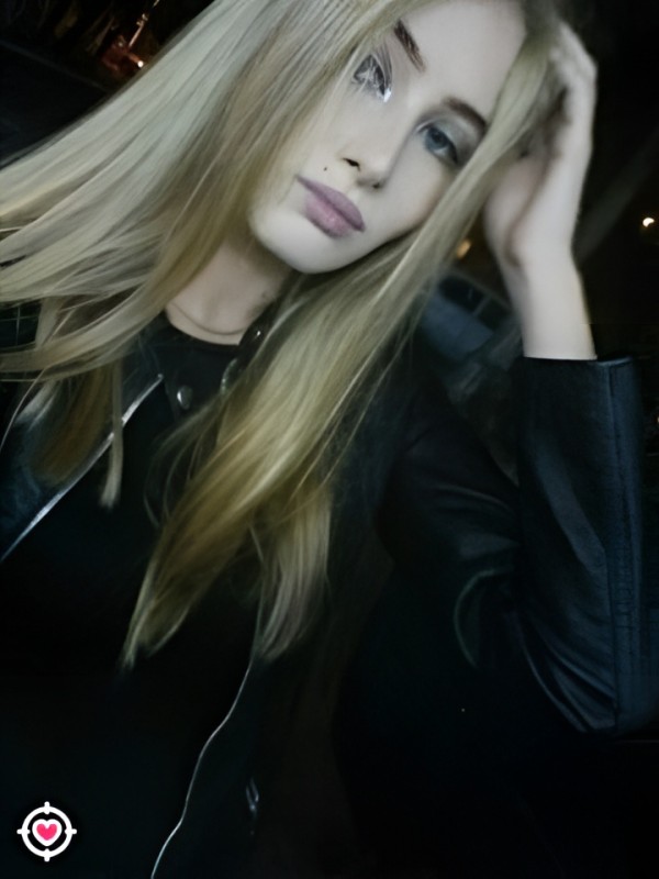 Олечка привлекательная девушка из Славяносербска цена от 1500 руб