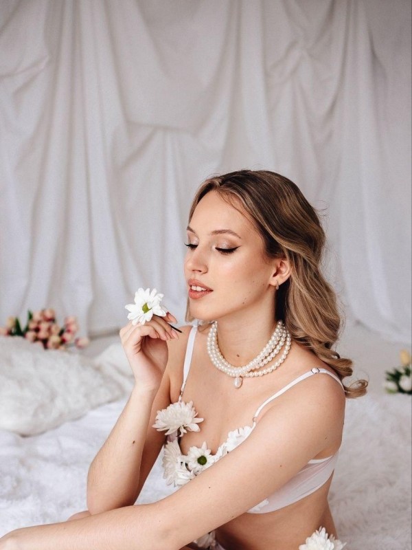 Аня привлекательная девушка из Славяносербска цена от 7000 руб